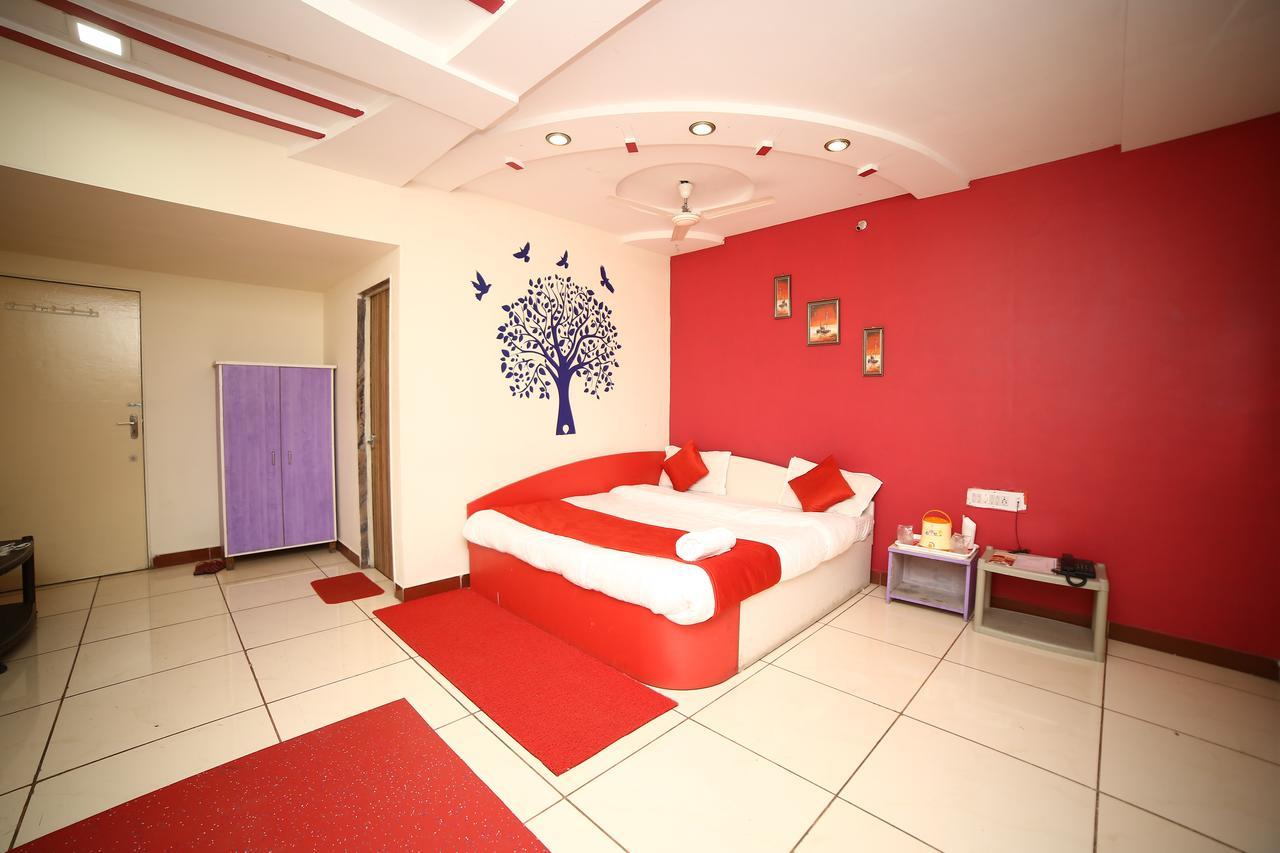 Hotel Velvet Rajkot Dış mekan fotoğraf